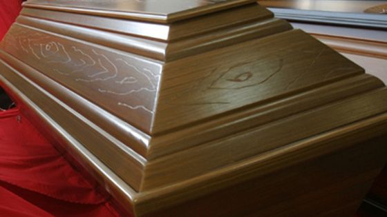 O femeie declarată moartă s-a trezit în timpul priveghiului, în coșciug! Rudele au rămas șocate