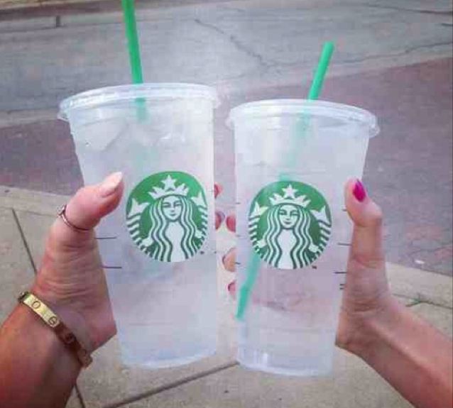 Un cunoscut lanţ de cafenele va renunţa la plastic. Cu ce va fi înlocuit