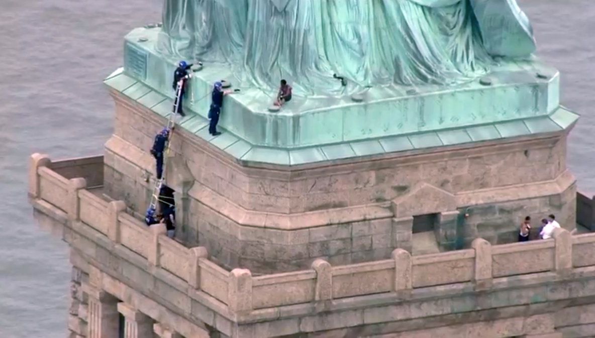 VIDEO: Ce a păţit femeia care s-a urcat pe Statuia Libertăţii chiar de Ziua Independenţei