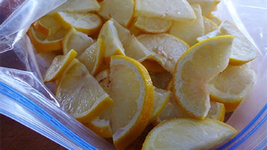 Taie o LĂMÂIE mărunt şi pune-o la congelator! Efectul ei îţi poate salva viaţa!