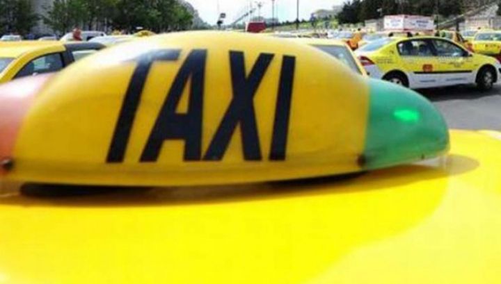Taximetriştii ar putea fi amendaţi dacă nu sunt îmbrăcaţi... corespunzător