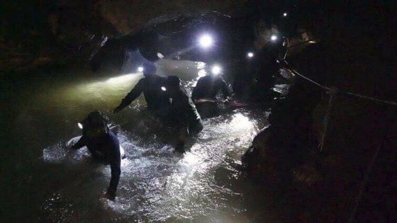 Ajutor neaşteptat pentru copiii blocaţi în peştera din Thailanda