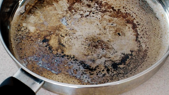 Cum să cureți rapid o tigaie arsă. Ce făceai greşit până acum