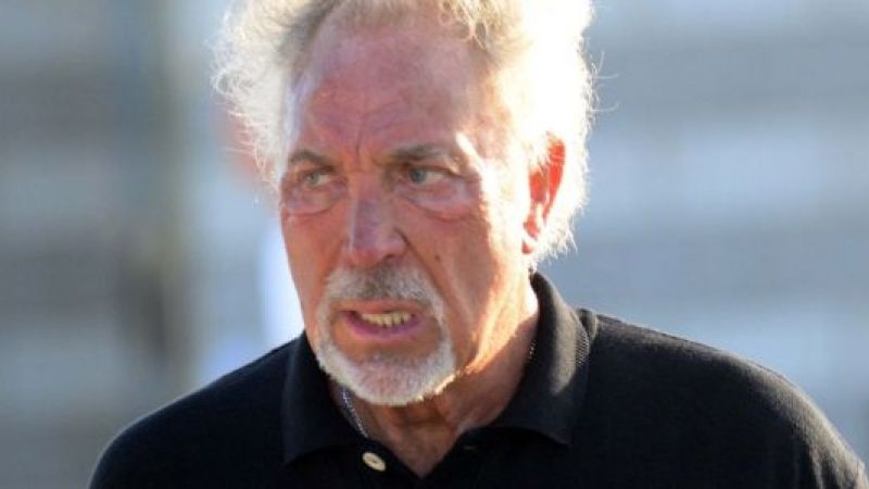 Tom Jones, în spital. Artistul şi-a anulat două concerte