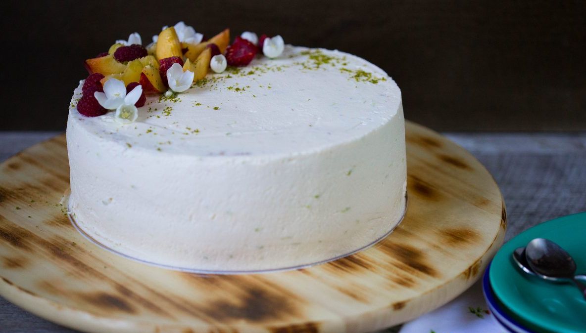 Rețetă pentru un tort extraordinar, de vară. Tort cu piersici și mousse de brânză