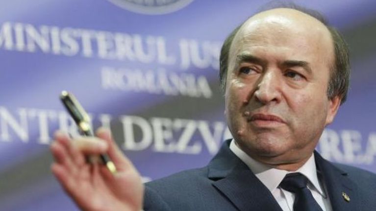 Tudorel Toader se spală pe mâini de Codul Penal şi Codul de Procedură Penală, adoptate în Parlament