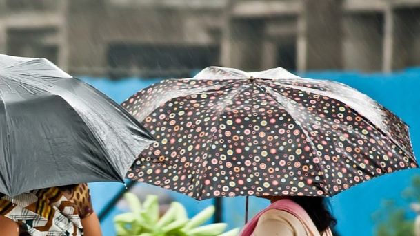 Când scăpăm de ploi? Veştile de la meteorologi nu sunt deloc bune