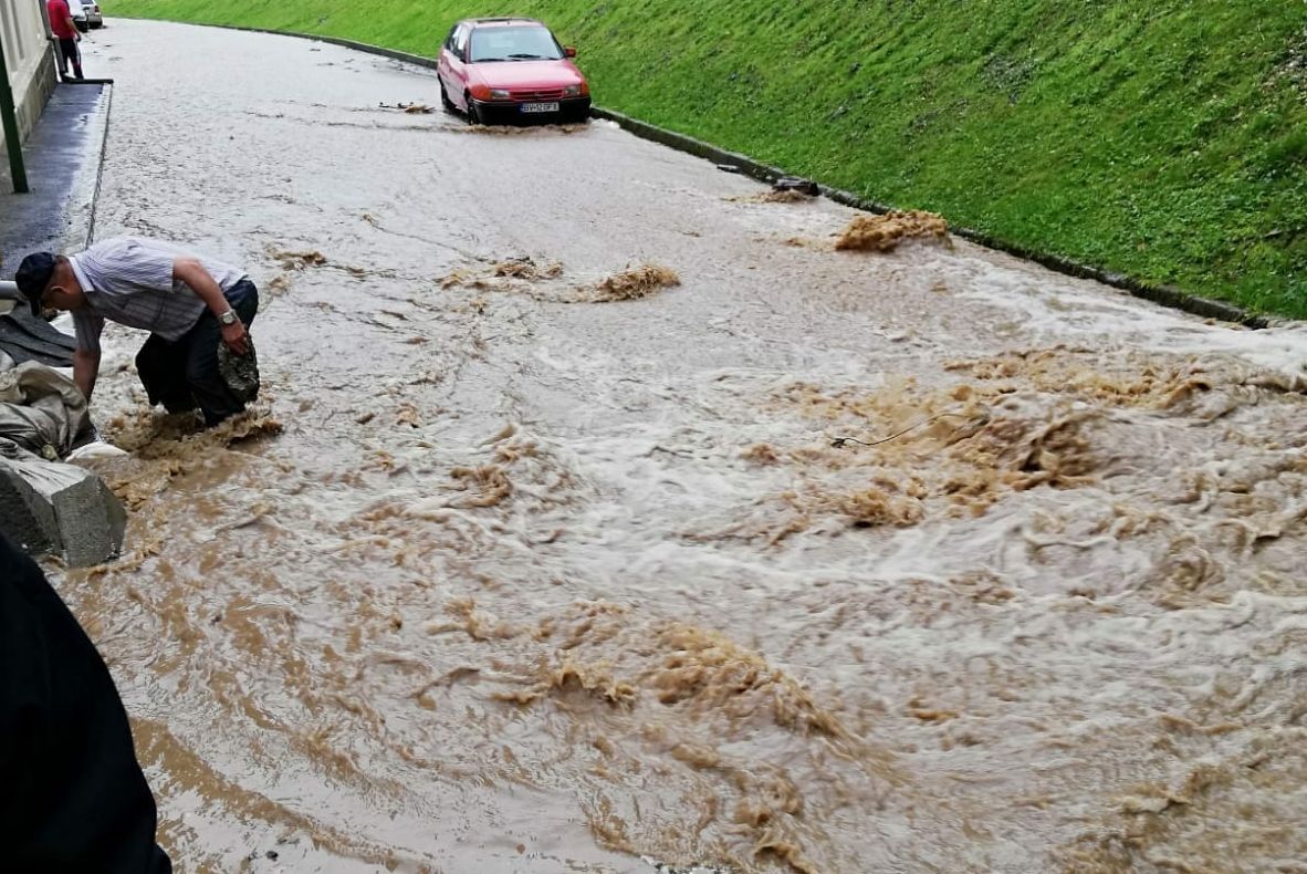 VIITURILE au făcut prăpăd în județul Timiș: apele au năvălit în curțile oamenilor, zeci de localități au rămas fără curent
