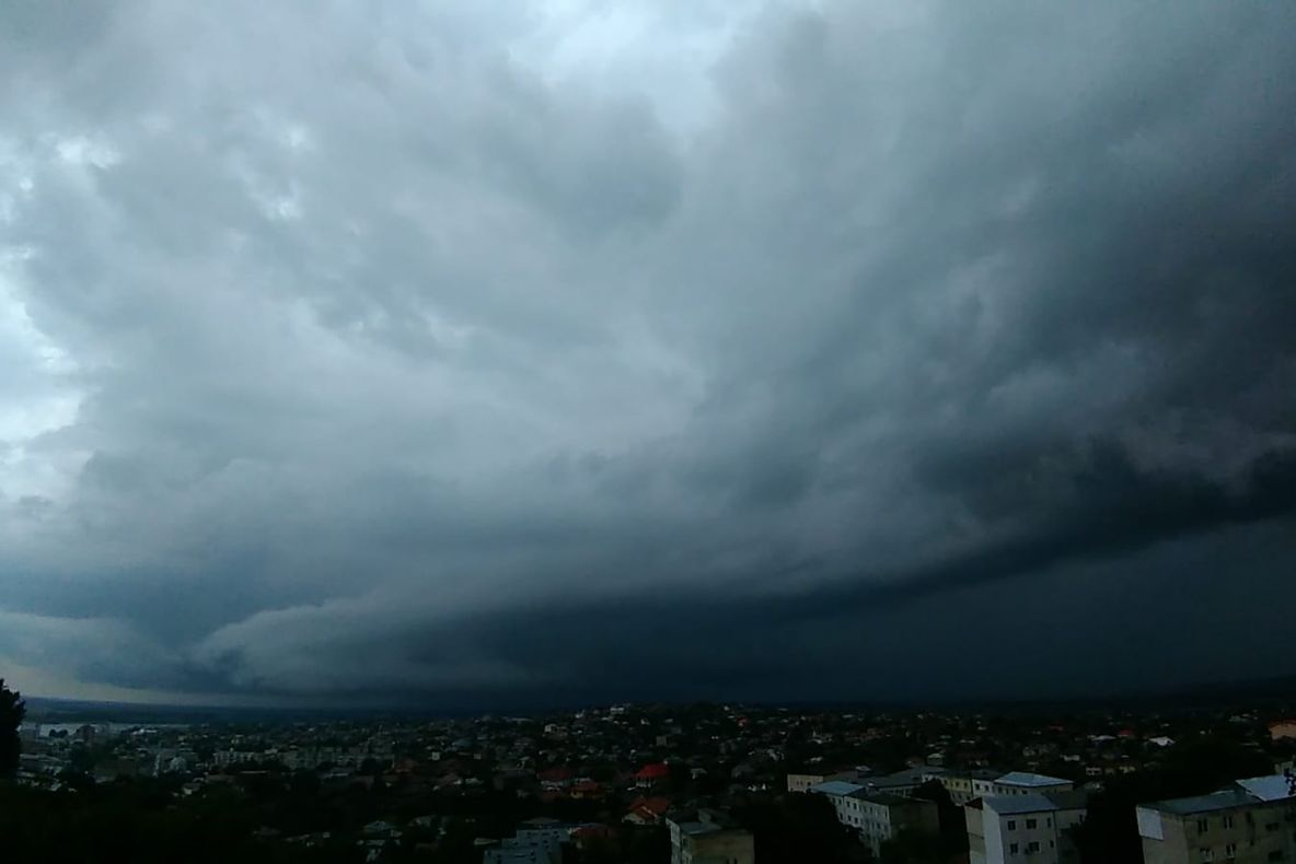 ALERTĂ METEO! Codul galben de ploi şi furtuni, prelungit! Unde va lovi potopul. HARTA 