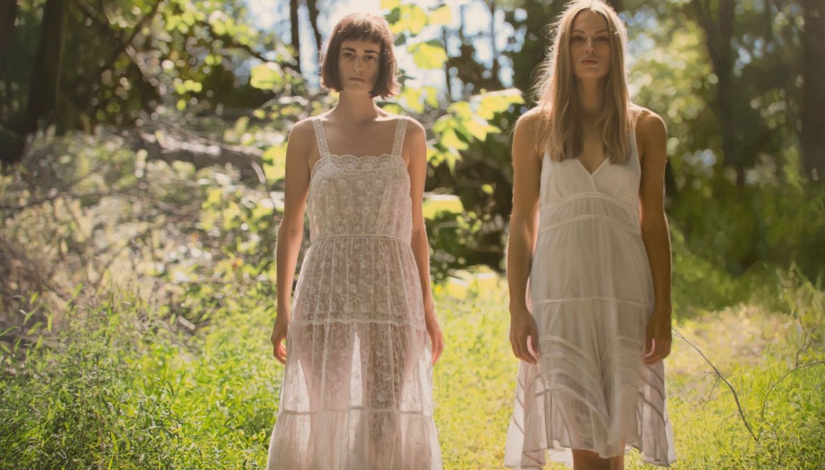 Pare o fotografie banală, nu? Dar ceva straniu se întâmplă aici, iar explicația e neașteptată