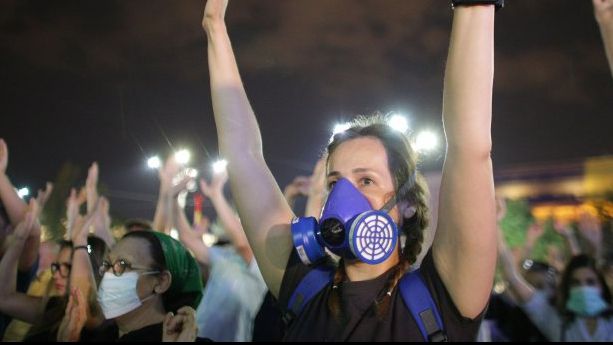 Protest simbolic în Piața Victoriei: 500 de manifestanți cu spatele la Guvern