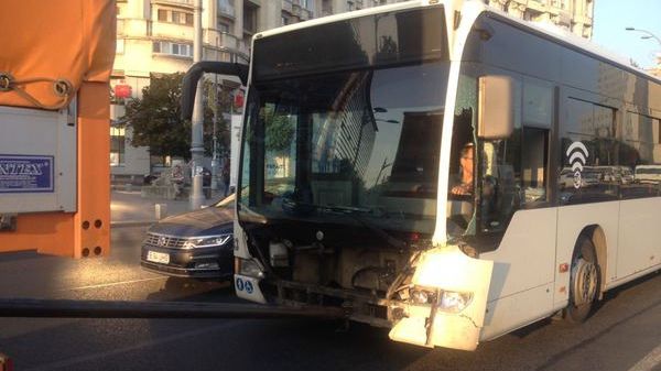 Autobuz lovit de o maşină în centrul Capitalei: Trei oameni au fost răniţi
