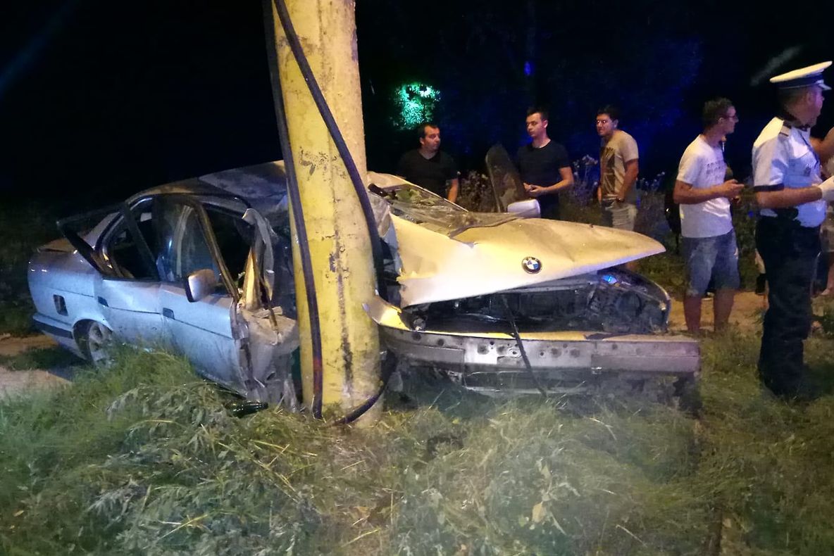 Un bolid de lux s-a... încolăcit în jurul unui stâlp. Şoferul era băut 