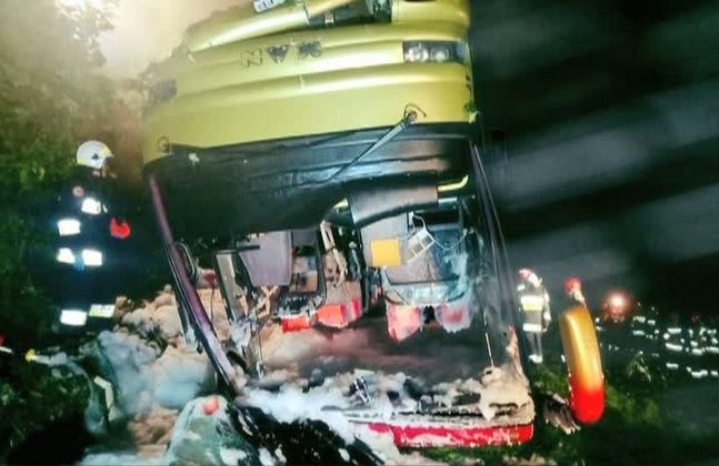 Zi neagră pe şosea! Un AUTOCAR cu turişti s-a răsturnat: 3 morţi, 51 de răniţi, inclusiv copii