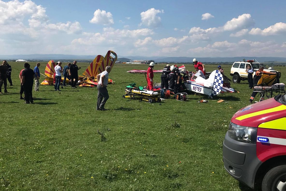 Tragedie. Două avioane s-au ciocnit în aer și s-au prăbușit la Suceava. Un pilot a murit - VIDEO