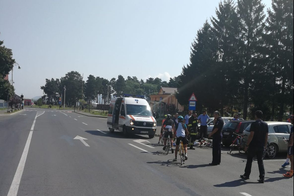 Patru adolescenţi, loviţi de un autoturism în faţa sediului Poliţiei Zărneşti
