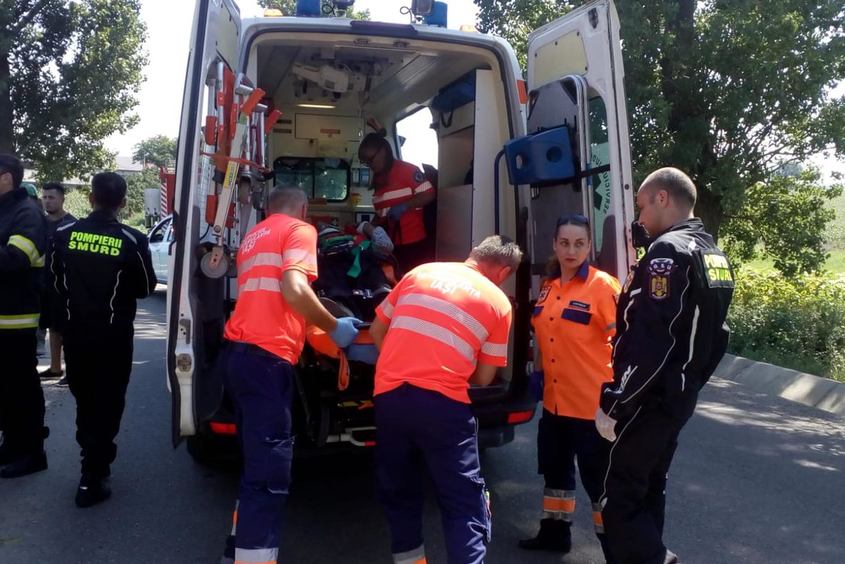 Dezastru pe străzi: mai multe persoane au fost rănite, după ce o maşină a intrat într-un cap de pod