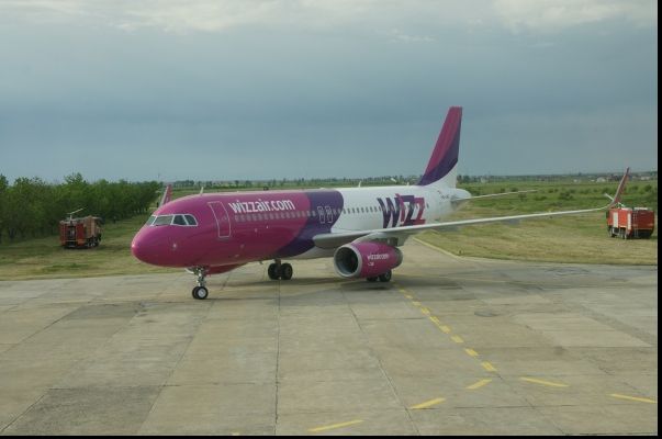 Pista Aeroportului din Craiova a fost lovită de trăsnete, în mai multe locuri