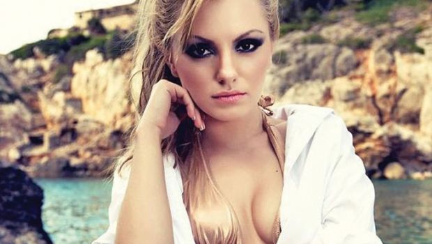 Alexandra Stan, cu sânii la vedere când a vrut să copieze o scenă din Baywatch