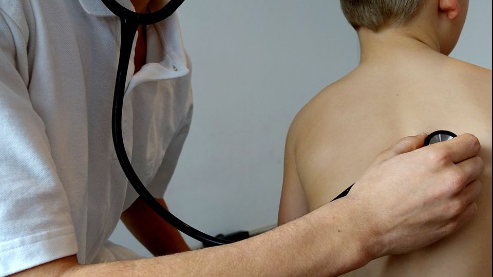 Medic de familie: Se solicită în mod abuziv analize medicale de către grădiniţe sau creşe