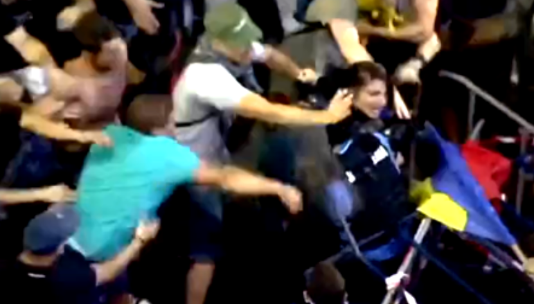 Răsturnare de situație în cazul jandarmeriței lovită cu bestialitate la protest 