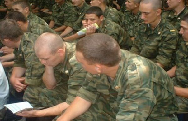 Ministrul Apărării aruncă "bomba": tinerii ar putea fi obligaţi din nou să facă ARMATA