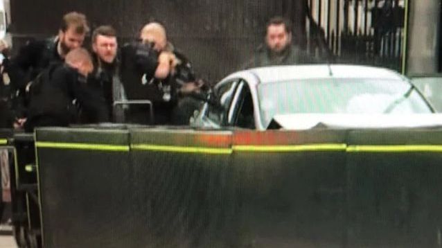 O mașină a lovit mai mulți oameni lângă Parlamentul britanic. Poliția suspectează un ”atac terorist”