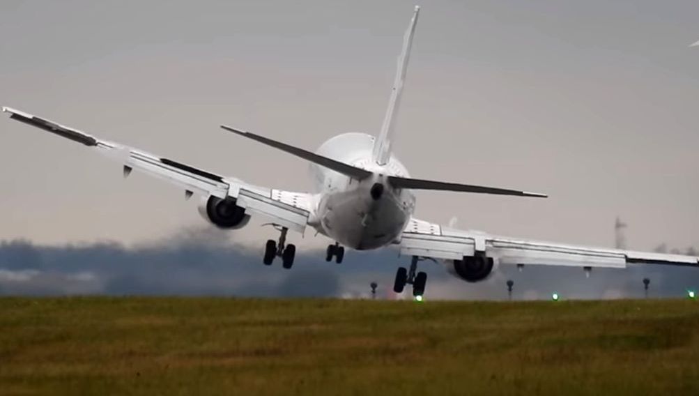 Alertă. Un avion de pasageri a aterizat de urgenţă