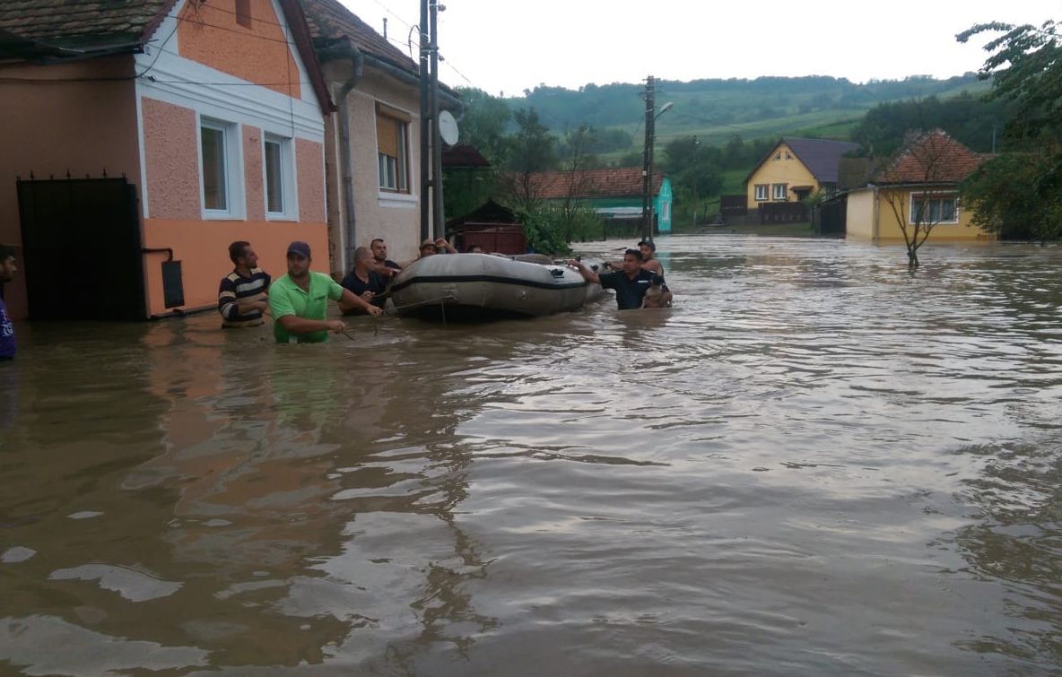 Gospodării inundate şi persoane evacuate cu barca, în Ruja