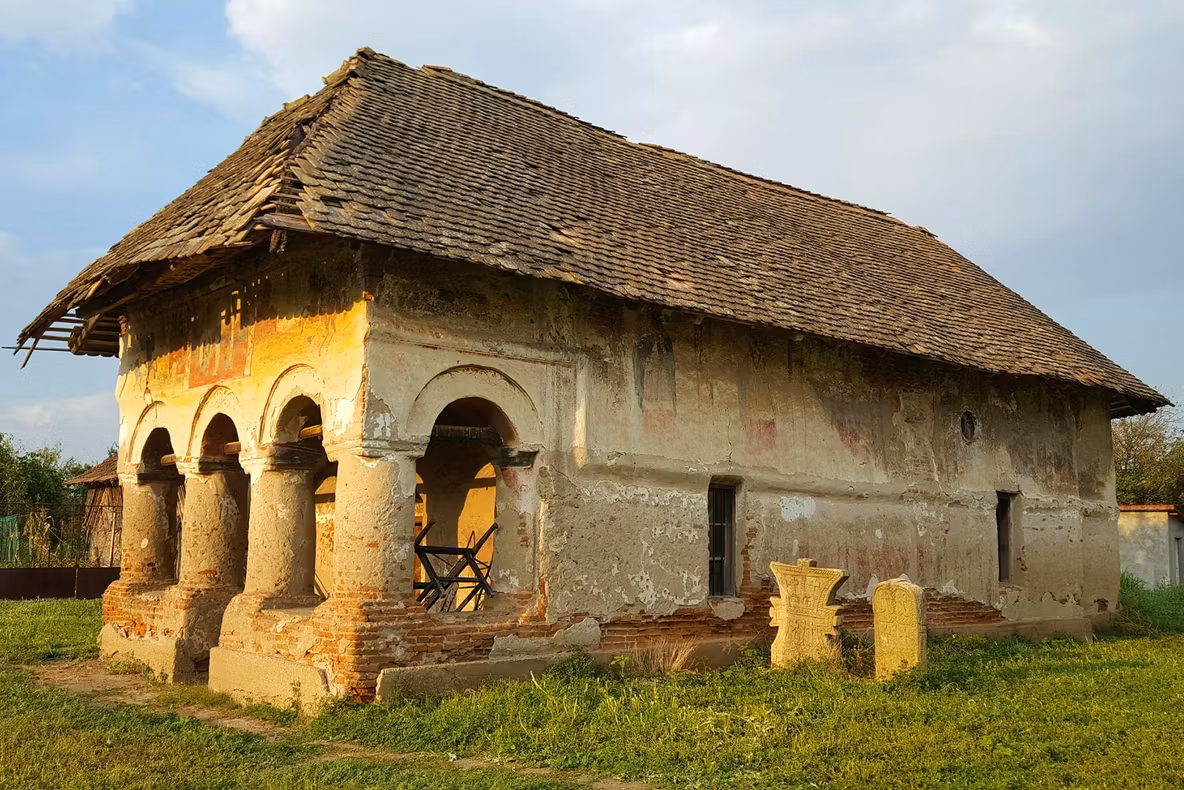 Biserica Sfântul Nicolae din Bistreţ, o bijuterie arhitectonică ce moare încet