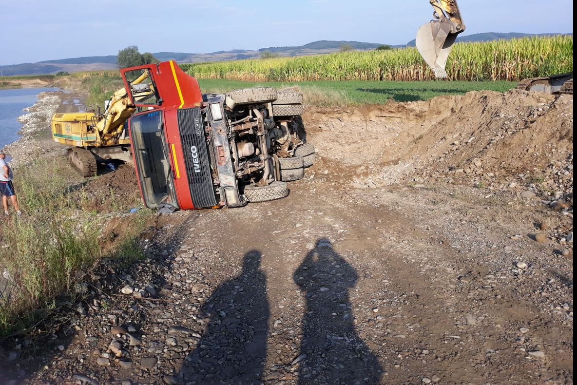 Tragedie în Bistrița Năsăud. Un bărbat a fost strivit de o autobasculantă cu prundiș