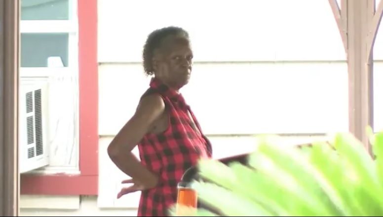 O bunicuţă de 69 ani a împuşcat un biciclist pentru că se autosatisfăcea în faţa casei ei