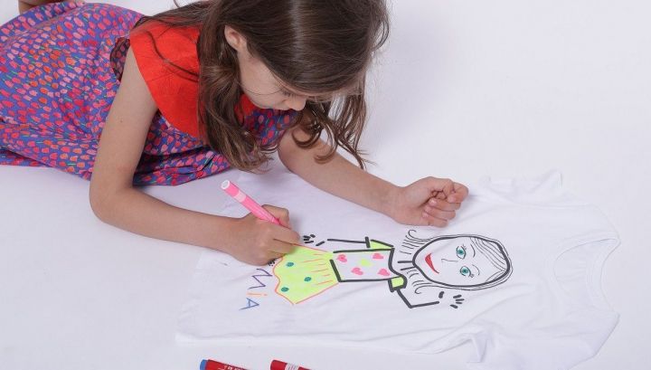 Cum să scoţi petele de marker de pe haine. Este extrem de simplu