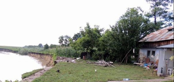 Alertă pe malul stâng al Siretului! Apele au măcinat 10 metri din mal