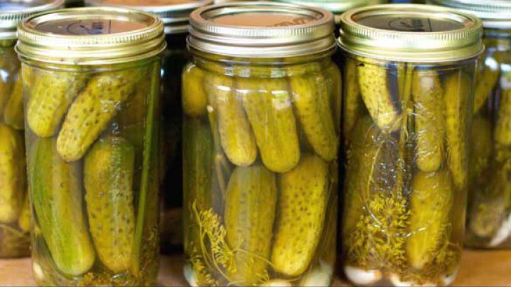 Reţeta bunicii! Aceştia sunt cei mai buni castraveţi muraţi în saramură