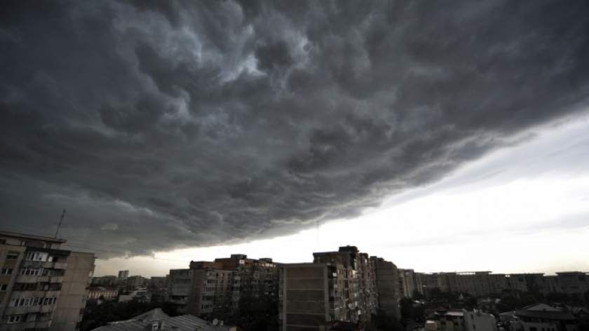 Vine potopul! COD GALBEN de ploi şi furtuni în mai multe judeţe