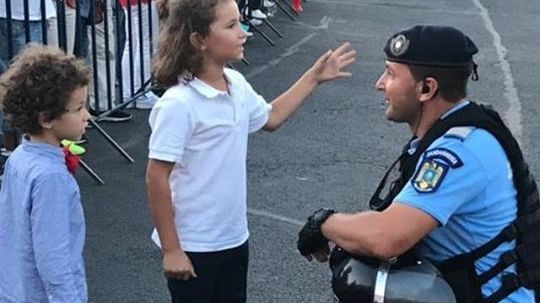 Mama copiilor folosiți de jandarmi pentru PR pozitiv: mi-au folosit copiii abuziv!