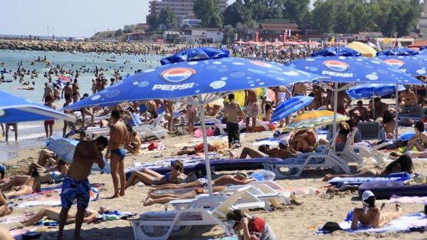 Poliţia a făcut spectacol pe plajă la Costineşti