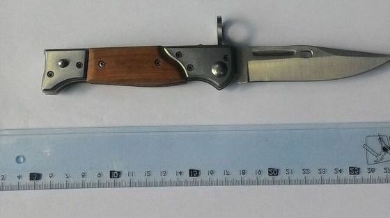 Un tânăr de 18 ani, care avea asupra sa un cuţit, a fost ridicat de jandarmi