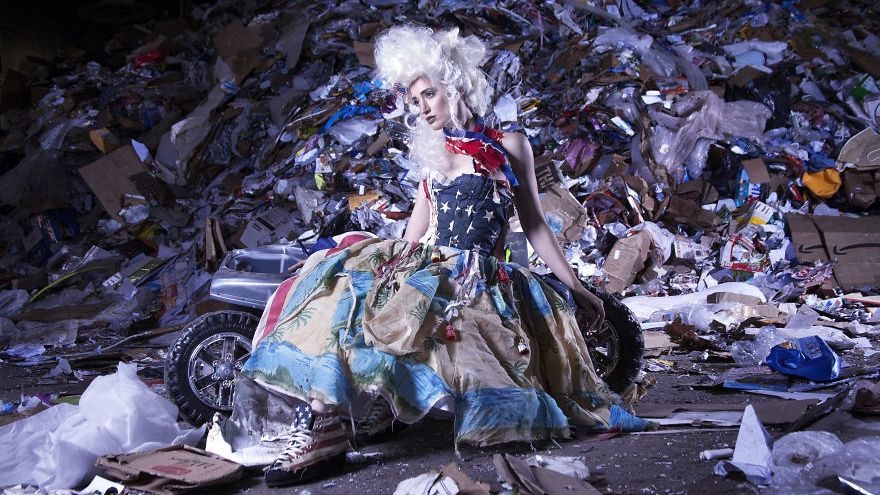 Şi-a făcut haine din deşeurile adunate de pe plajă