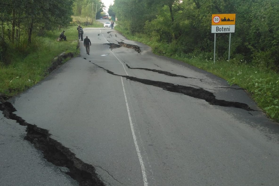 Drum naţional din Argeş, RUPT de o alunecare de teren. Gropi de UN METRU adâncime. Traficul, închis 