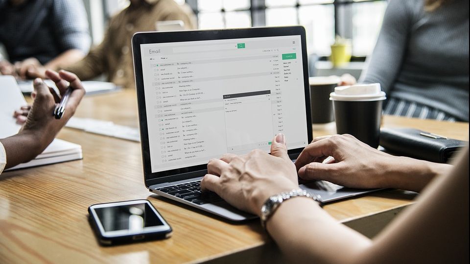 Dacă primești acest email din parte Poliției, ai mare grijă - este fals. Cea mai nouă păcăleală care circulă online