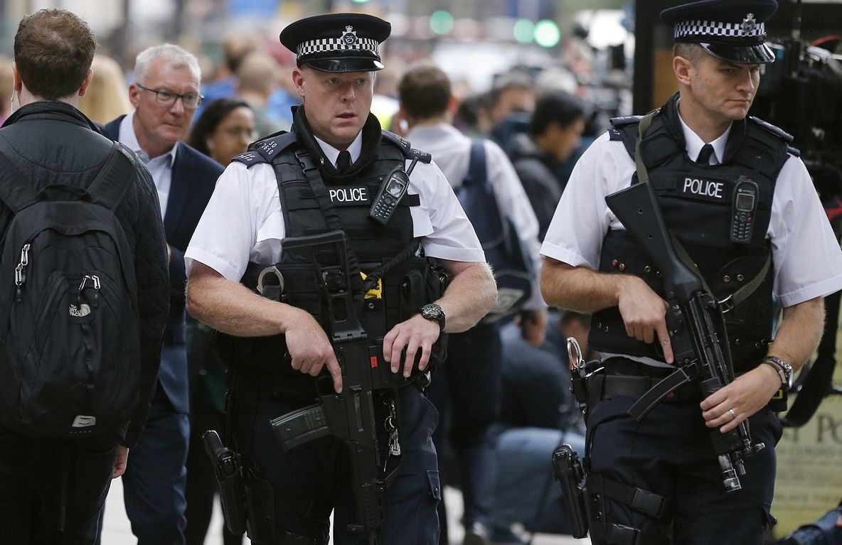 Focuri de armă la Londra. Trei persoane au fost împuşcate în apropierea unei staţii de metrou