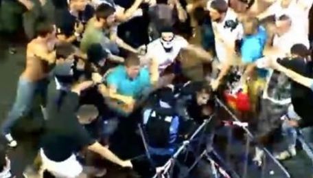 Femeie-jandarm, lovită violent de câţiva protestatari: suspectă de fractură la coloana cervicală