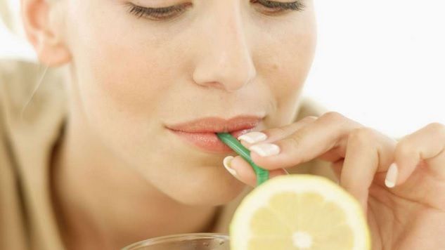 De ce NU este bine să bei cu paiul din plastic