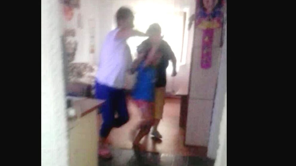 REVOLTĂTOR! O fetiţă dintr-un centru de plasament este BĂTUTĂ  de o îngrijitoare