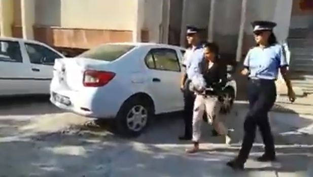 Mama care şi-a lăsat fetele să moară de foame, reţinută de poliţie