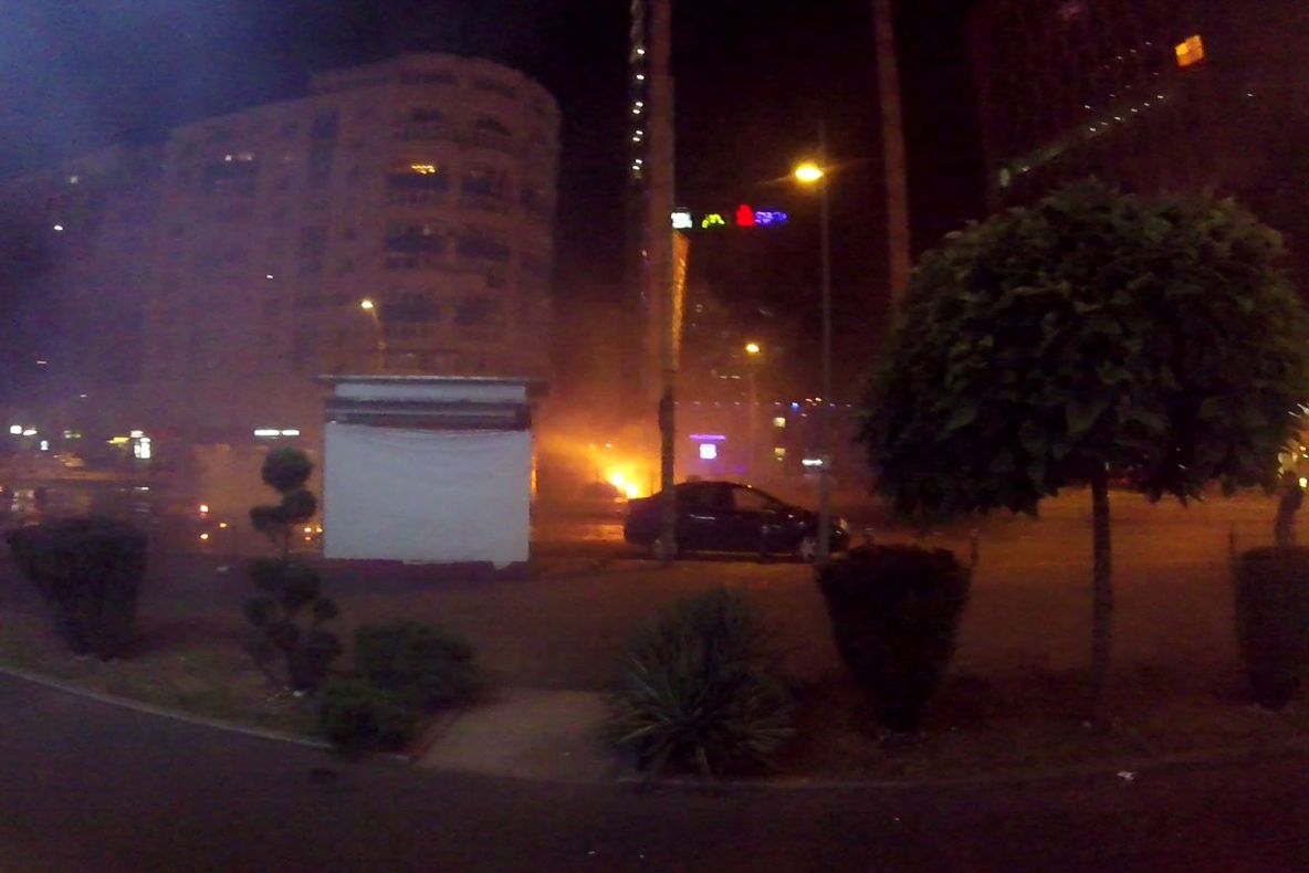 Momentul în care jandarmii mătură Piața: oameni gazați, furie și flăcări. Imagini dramatice