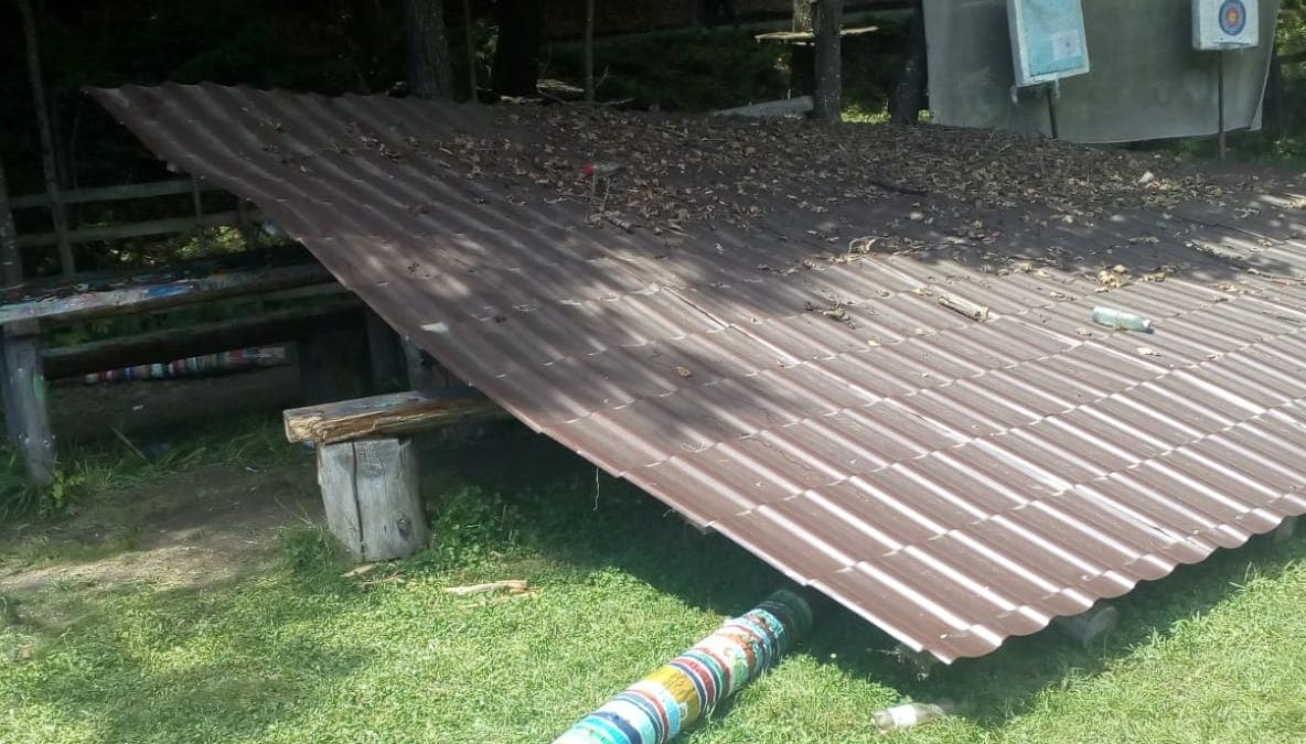 Un copil aflat în incinta unei tabere - rănit de acoperişul unui foişor care a căzut peste el