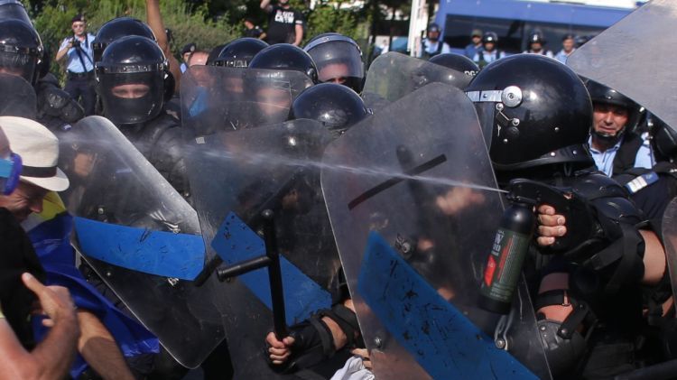 Iată momentul șocant în care jandarmii folosesc gaze lacrimogene, filmat din alt unghi!